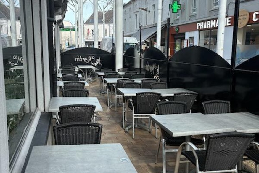 Aulnoye-Aymeries : une vitre brisée au restaurant Le Saint-Martin.