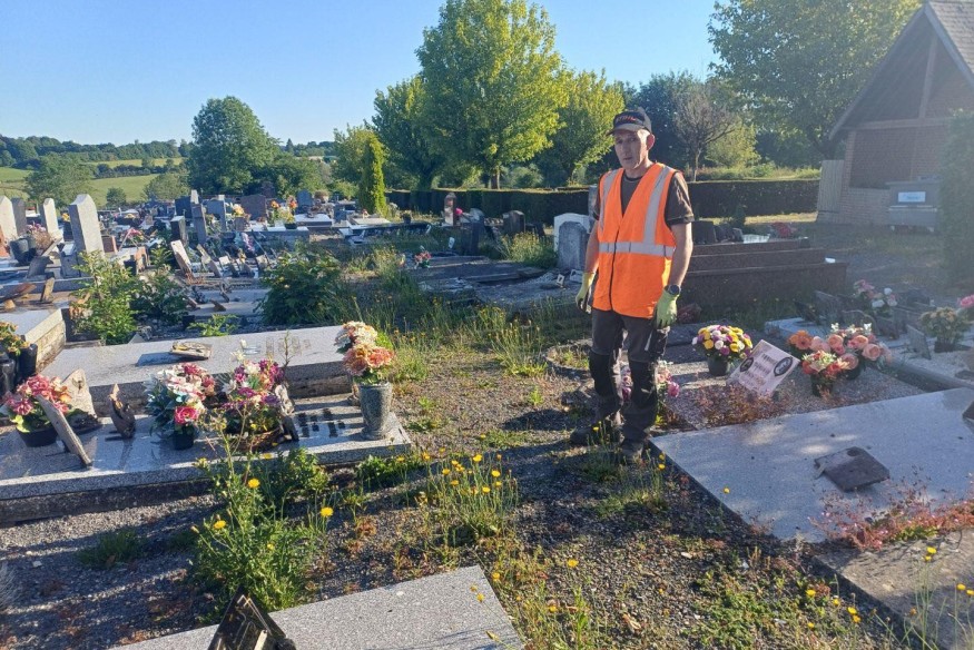 Anor : un renfort pour l’entretien du cimetière communal.