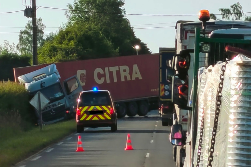 La Flamengrie : deux blessés dans une collision entre un poids-lourd et une voiture.