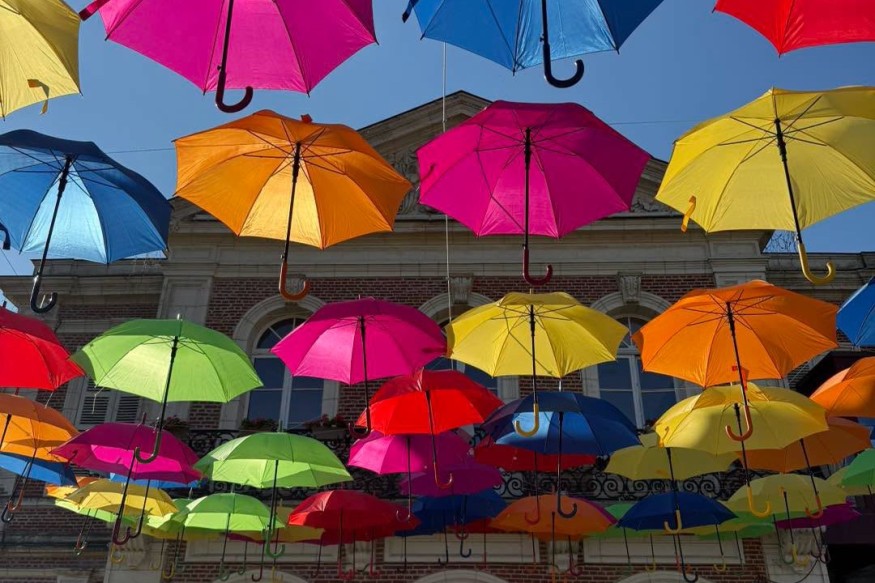 Montcornet : le parvis de la mairie aux couleurs de l’été.
